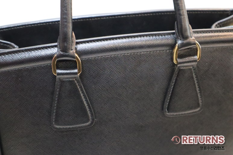 프라다 사피아노 가방 곰팡이 클리닝 · 수선 후 · 가방 외관