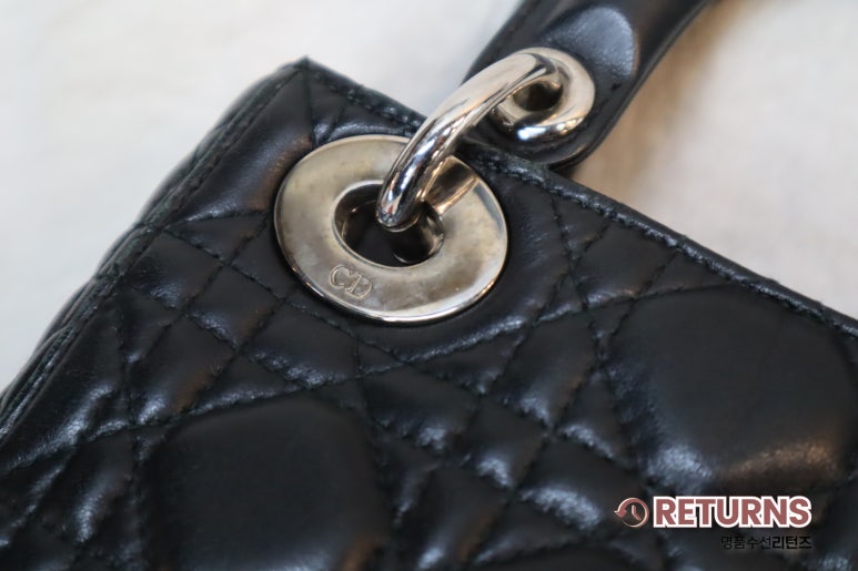 디올 미니 레이디백 가죽 복원·장식 광택 · 수선 전 · 장식