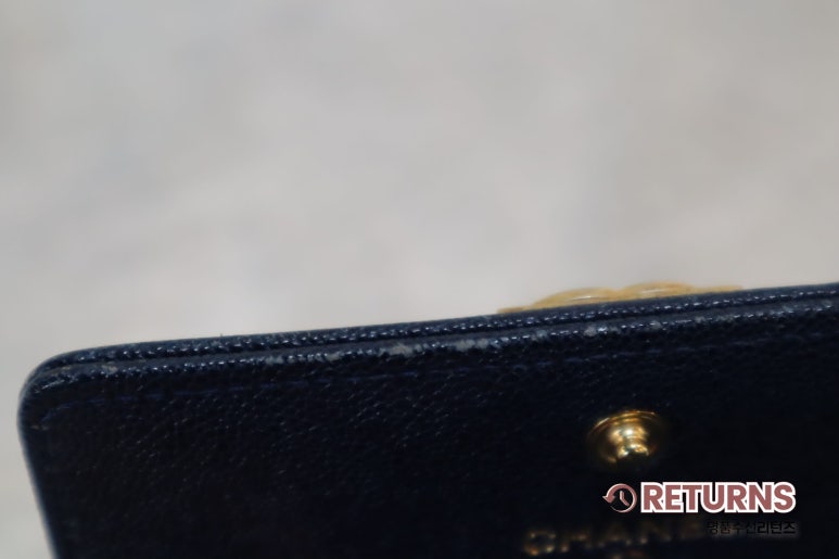 샤넬 보이 네이비 카드지갑 캐비어 복원 · 수선 전 · 내부 테두리