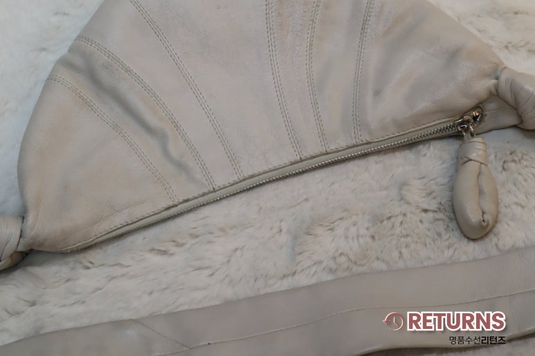 르메르 크루아상백 블랙 염색 · 수선 전 · 가방 가죽