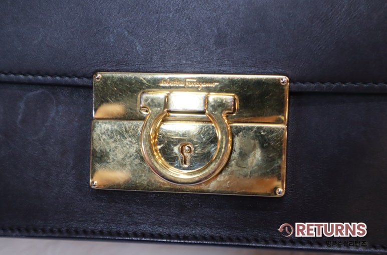 페라가모 가방 가죽 염색·장식 도금 · 수선 전 · 잠금 장식