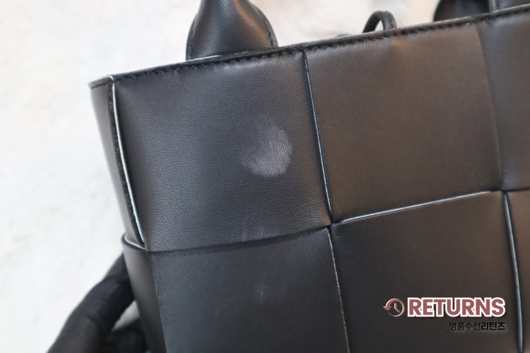 보테가베네타 아르코 미니 토트백 스크래치·오염 복원 · 수선 전 · 화장품 오염
