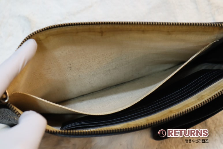 구찌 클러치 오염된 안감 교체 · 수선 전 · 안감