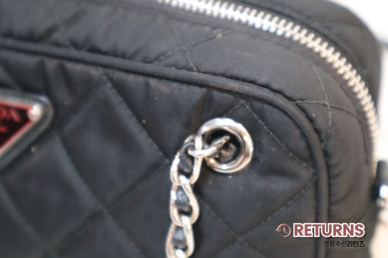 프라다 나일론백 페인트 제거 · 수선 전 · 페인트 오염