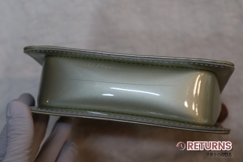 루이비통 애나멜 가방 블랙 염색 · 수선 전 · 바닥 스크래치