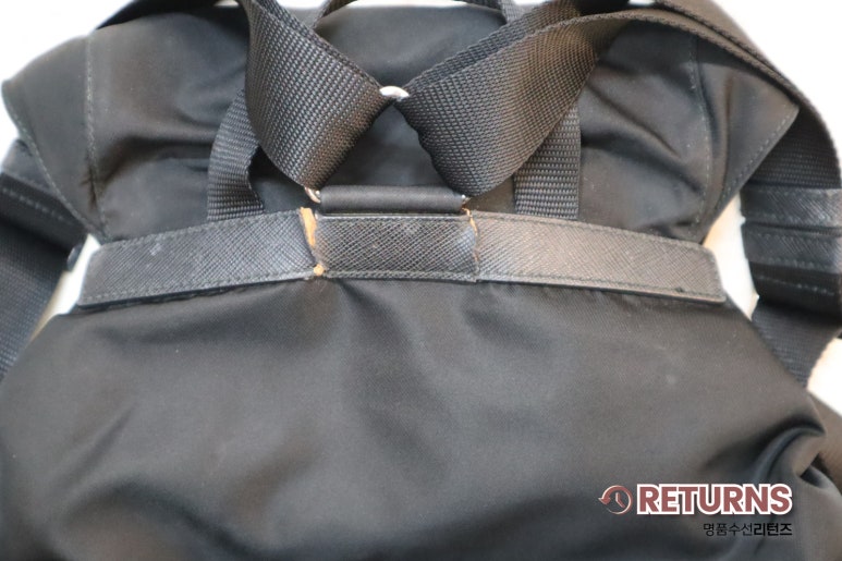 프라다 나일론 백팩 손상 가죽 교체 · 수선 전 · 스트랩 고정 가죽