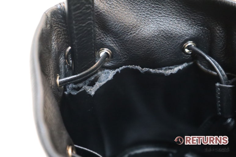 발렌시아가 버킷백 안감·손잡이 보강 · 수선 전 · 손잡이 연결 부위