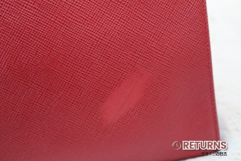 프라다 레드 가방 물파스 변색 부분 복원 · 수선 전 · 염색 부위
