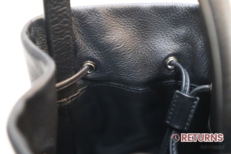 발렌시아가 버킷백 안감·손잡이 보강 · 수선 후 · 손잡이 연결 부위