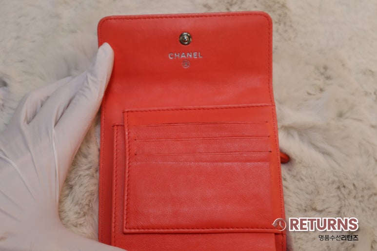 샤넬 꽃무늬 램스킨 지갑 핑크→블랙 염색 · 수선 전 · 안쪽 로고
