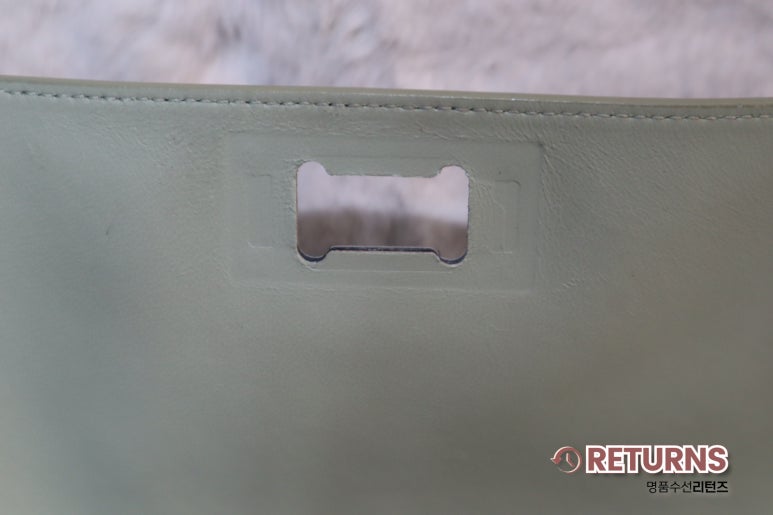 지방시 가방 로고 나사 제작 · 수선 전 · 로고 고정 나사