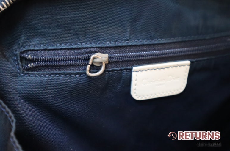 디올 백팩 가죽 고리·지퍼 고리 교체 · 수선 전 · 내부 지퍼 고리
